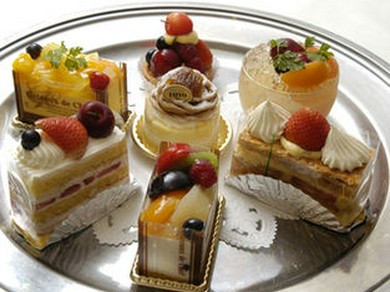 地下工房で焼き上げる日替わり自家製ケーキが人気