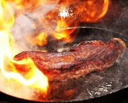 サラダ付自慢の和牛料理です。コースでもお楽しみ頂けます。