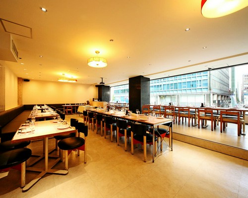 窓がある長方形のお部屋　着席35名～56名様　立食35名～70名様