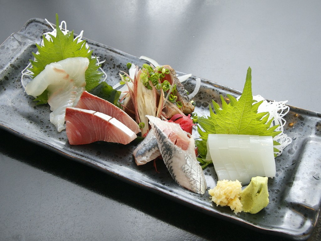 季節の鮮魚が堪能できる『刺身盛合せ（5点盛り）』※2人前～