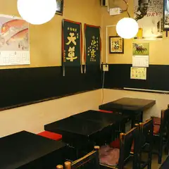 ゆったりと落ち着きのある1階テーブル席