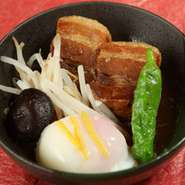 いわずと知れた長崎の郷土料理です。当店の角煮は温泉玉子に絡ませてお召し上がりください。
