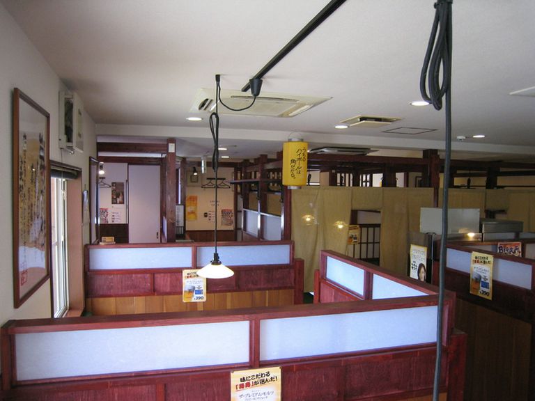 店内奥は座敷席