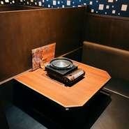 「松尾ジンギスカン　旭川支店」は掘りこたつ・テーブルとなっています。大人数の宴会対応も可能ですが、何よりおくつろぎいただいてお食事がお楽しみいただけますよ
