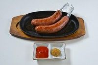 パリッとジューシーな松尾の骨付きフランク！
（１本からご注文可能です。）