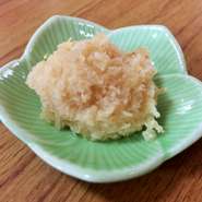 雪わさびとは北海道名産「山わさび」を白醤油仕立てで味をつけた特別な「薬味」。美味しく焼けたお肉の上にのせて！パクッと食べれば「辛い！うまーい！」！なんともジューシーでさっぱりとした美味しさです。