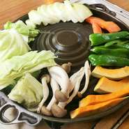 野菜は鍋の周りに入れます。
中央はジンギスカンを乗せるために空けておきます。
