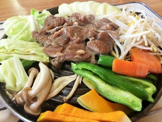 2.次にジンギスカンをたっぷり中央に乗せます。