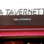 気軽に立ち寄っていただきたくて、店名に大衆食堂を意味する【タベルネッタ】と名付けました。普段使いから記念日まで、使い勝手に合わせてお使いいただけます。