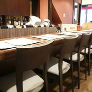 料理の工程が見渡せるカウンター席は、食欲を一層そそられます。イタリア料理を五感で味わって。