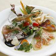 『季節の前菜盛り合わせ』は、千葉で水揚げされた魚介をはじめ、旬の野菜や肉などを盛り合わせた一品。見た目の彩りもよく、食欲をそそられます。