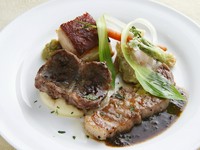 『いろいろ豚の盛合わせ』（猪肉、乳飲仔豚、チンタセネーゼ豚）