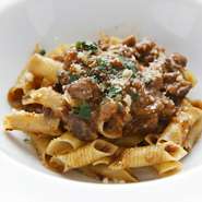 青森県産の鴨、フォアグラを使った、手間暇かけた一品です。