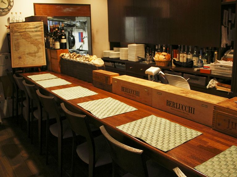 活気あるカウンター席