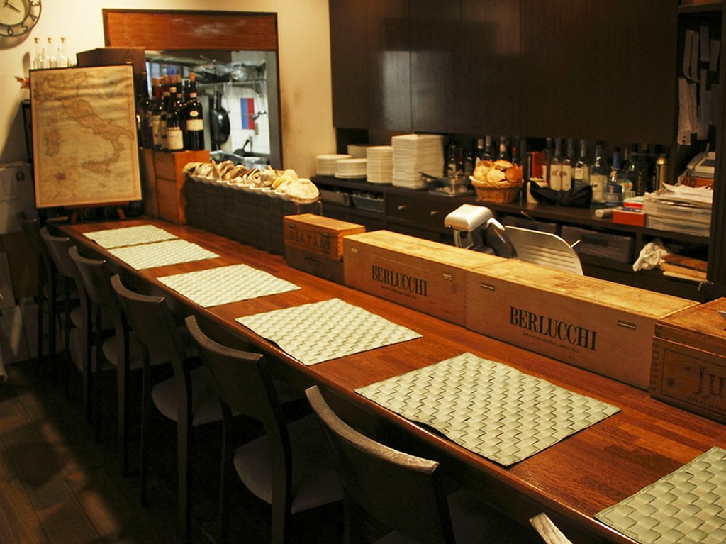 活気あるカウンター席