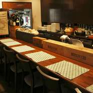 食事内容はもちろんのこと、機敏に調理作業をこなすスタッフの活気ある雰囲気も丸ごと味わって。