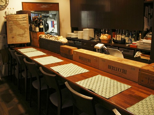 活気あるカウンター席