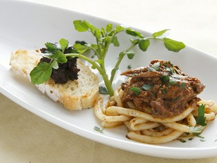 『鳩内臓クロスティーニを添えた鳩ラグーのウンブリッチェッリ』