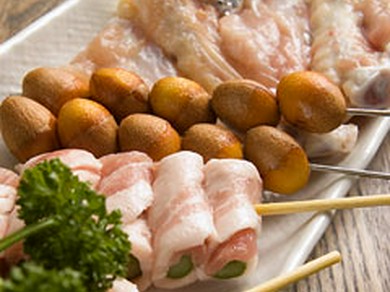 新鮮な野菜と鶏肉の串焼き