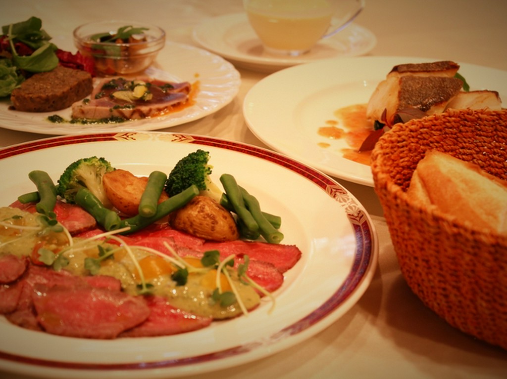 気軽に堪能できるお得な『ランチコース』　　※写真は一例です