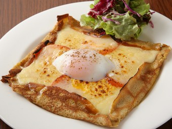 女性客に人気の　『そば粉のガレット』