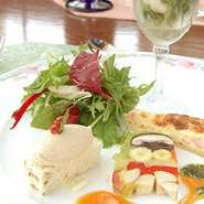 本日のお魚またはお肉料理＋オードブル、スープ、パン、デザート、コヒーまたは紅茶付き