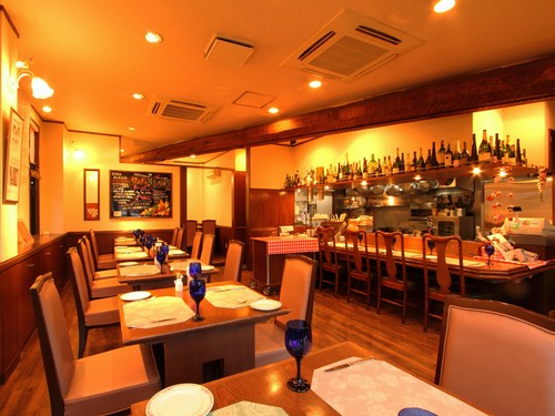 趣ある梁を活かした木の温もりあふれる、アットホームな店内