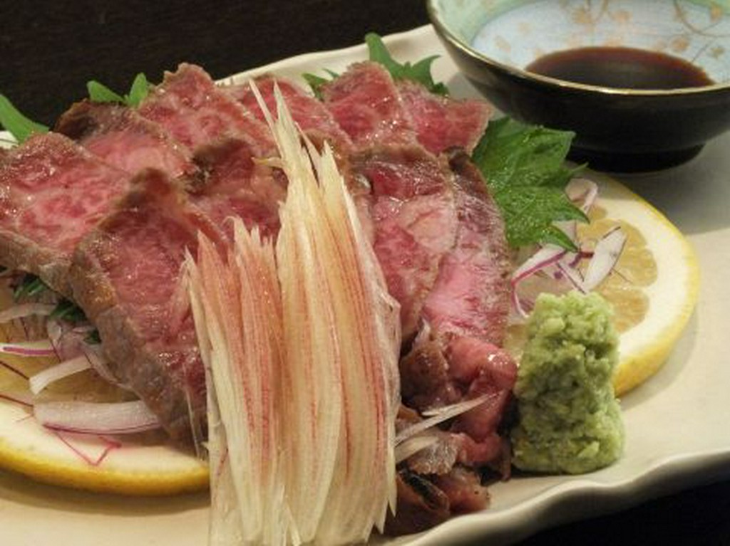 常陸牛の霜降り肉の炙り刺し　「2200円」