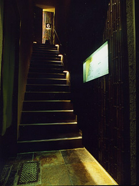 入り口へとつづく階段