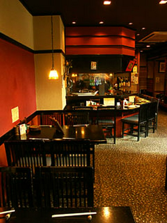 ゆったり配置されたテーブル席