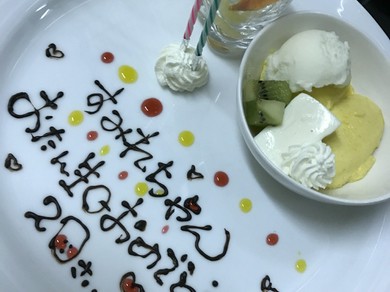 誕生日や記念日に、サービスでメッセージプレートを！