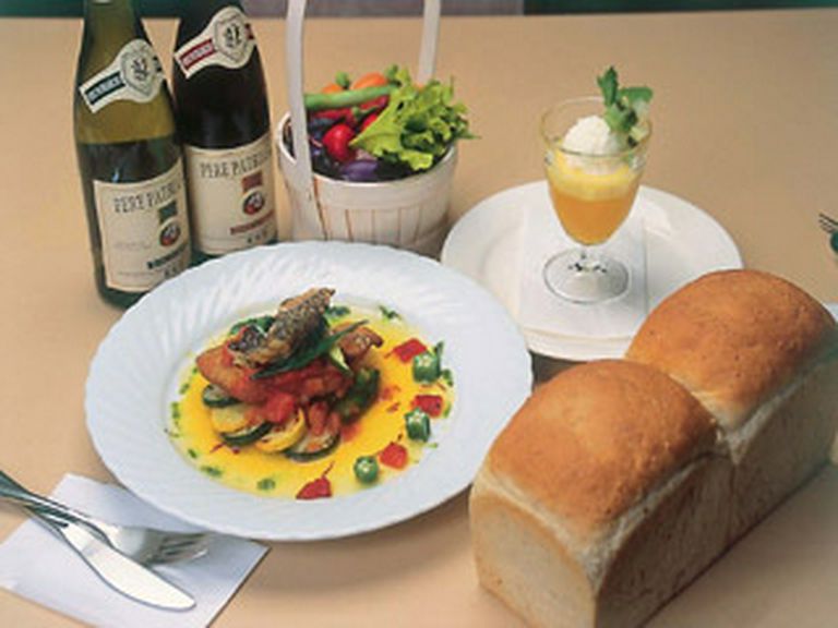 室津港からの魚料理と自家製パン