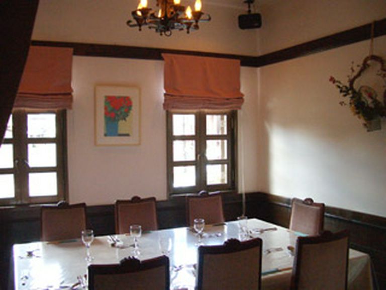 8名様迄の個室もございます