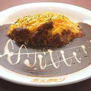 オリジナルガラムマサラで炊き込んだカレーピラフをフワトロ卵で包んだお勧めメニュー
