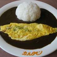 生クリームとチーズでフワフワとろーりのオムレツをトッピング。お客様からのリクエストで定番メニューに！