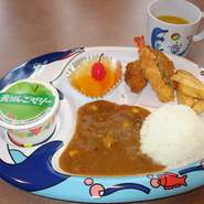 お子様ランチはカレー部分がデミグラスハンバーグに！（小学生以下）