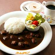 ポークかチキンお好きなカレーにミニサラダ・コーヒー・デザート付き、ライスも軽盛で女性にお勧めのセット