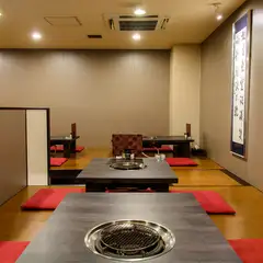 広々とした店内で味わう石焼きステーキは接待にも。