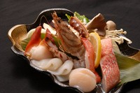 車海老・あわびを含む魚介6品、キノコ・野菜の盛り合わせ付き。