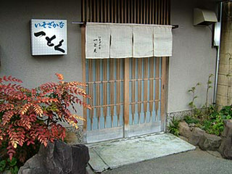 歴史を感じさせる正面玄関