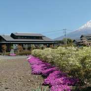 富士山の麓に佇む古民家風のそば店