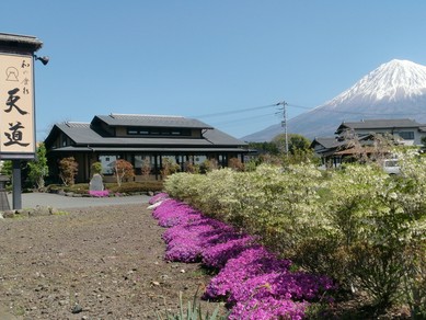 富士山の麓に佇む古民家風のそば店