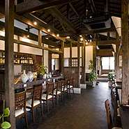 木の温もりが落ち着く古民家風の店内です。
時間を忘れてお愉しみ下さい。