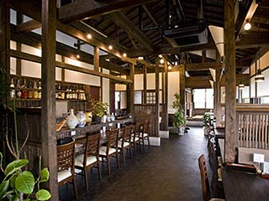 <個室>あり。木の温もりが落ち着く古民家風の店内