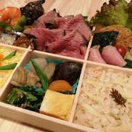 会社やご家庭のお祝いなどにもぴったりな懐石弁当ご用意致しました。メイン（国産牛ローストビーフ、牛ステーキ、萬幻豚ステーキ）が選べて、蟹ちらし、季節ご飯、銀鱈西京焼など15種入って盛り沢山！