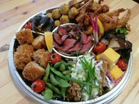 お手製西京焼きや鰯の丸煮ローストビーフなどたっぷり入って満足して頂けると思います。是非どうぞ！