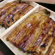 天道では国産の活鰻を仕入れ一匹ずつ丁寧に捌き白焼き後、蒸しあげてから、香ばしく焼きあげた骨や頭の旨みを引き出した秘伝のタレで焼き上げます。テイクアウトも出来ますので是非！