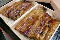 天道では国産の活鰻を仕入れ一匹ずつ丁寧に捌き白焼き後、蒸しあげてから、香ばしく焼きあげた骨や頭の旨みを引き出した秘伝のタレで焼き上げます。テイクアウトも出来ますので是非！
