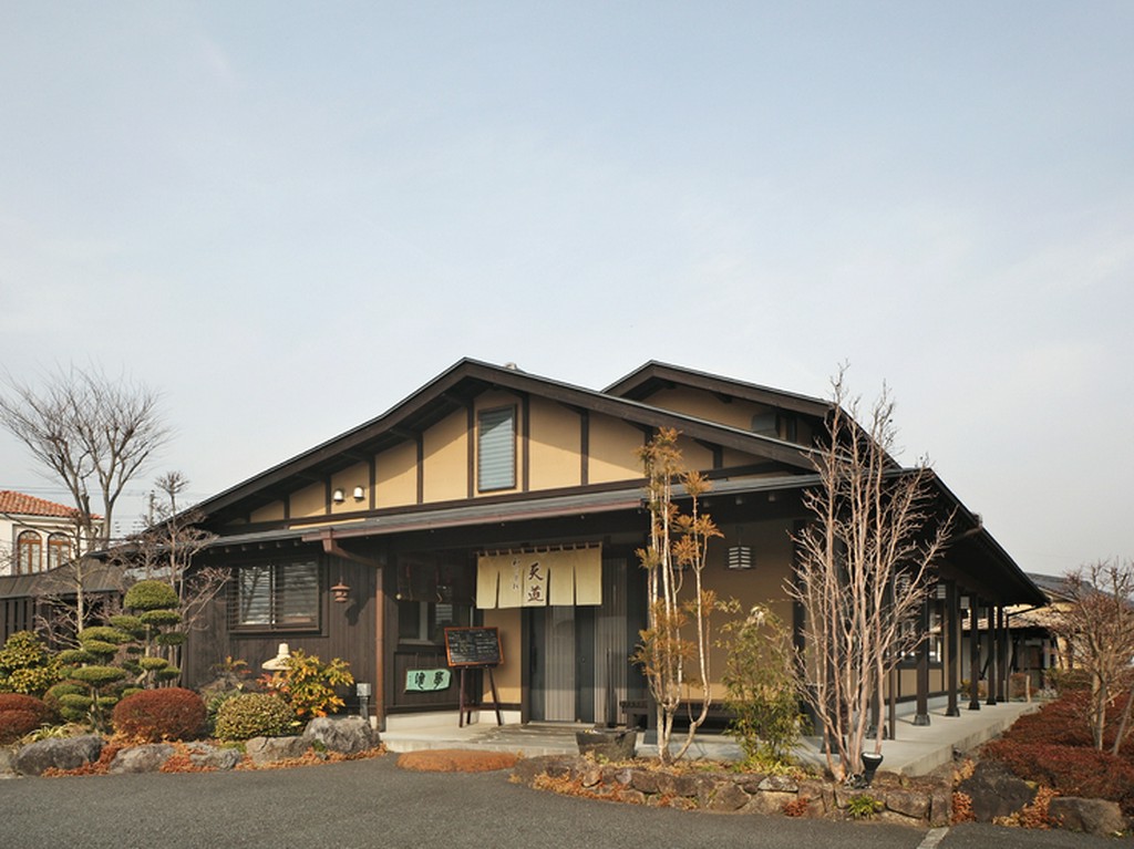 木を基調とした心和む蕎麦和食屋