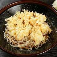 胡麻の生絞りの油で揚げた天ぷら。玄蕎麦を自家製粉したものをつかい手打ちした蕎麦。どちらも納得のいく食材でつくりあげた自慢の一品です。ぜひご賞味ください。